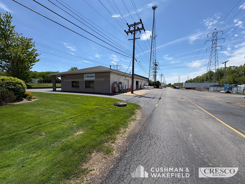 More Photos Of 8745-8763 Mayfield Rd, Chesterland Light Manufacturing For Lease