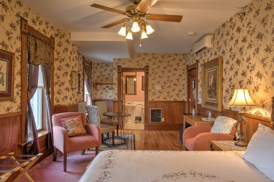 More Photos Of 80 4th St W, Rush City Hotel For Sale