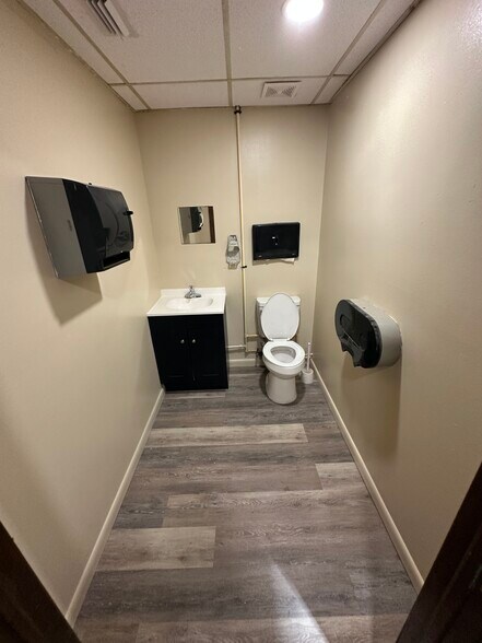 More Photos Of 16182-16190 Aviation Loop, Brooksville Distribution For Lease