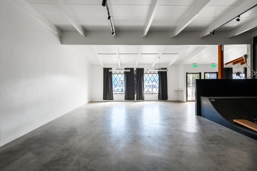 More Photos Of 2426 Lincoln Blvd, Venice Loft Creative Space For Sale