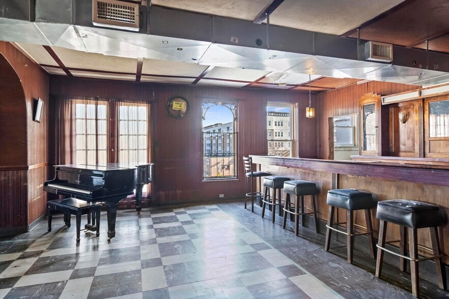 More Photos Of 24 E 3rd St, Newport Bar For Sale