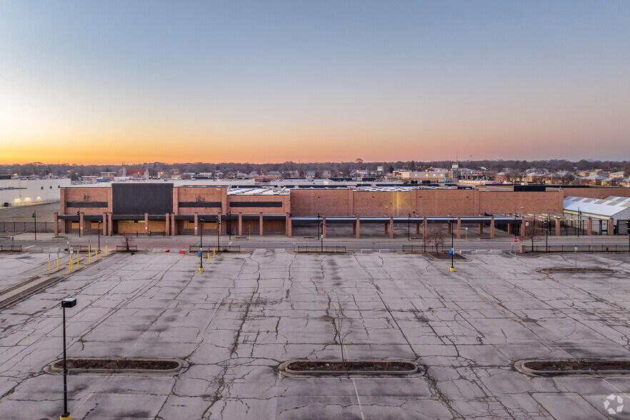 More Photos Of 5825 W Hope Ave, Milwaukee General Retail For Lease