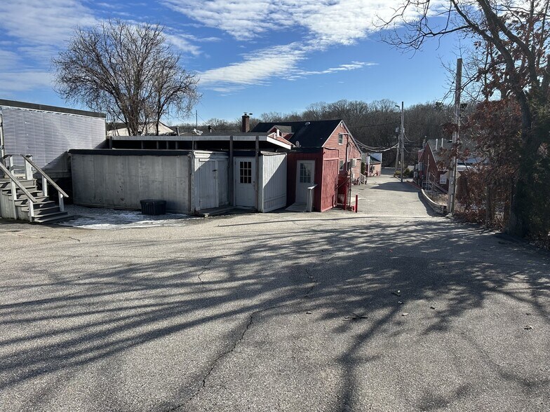 More Photos Of 879 W Jericho Tpke, Smithtown Distribution For Lease