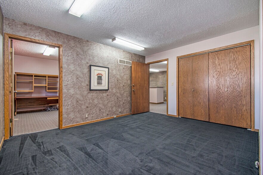 More Photos Of 1010 N Broadway St, Red Oak Medical For Sale