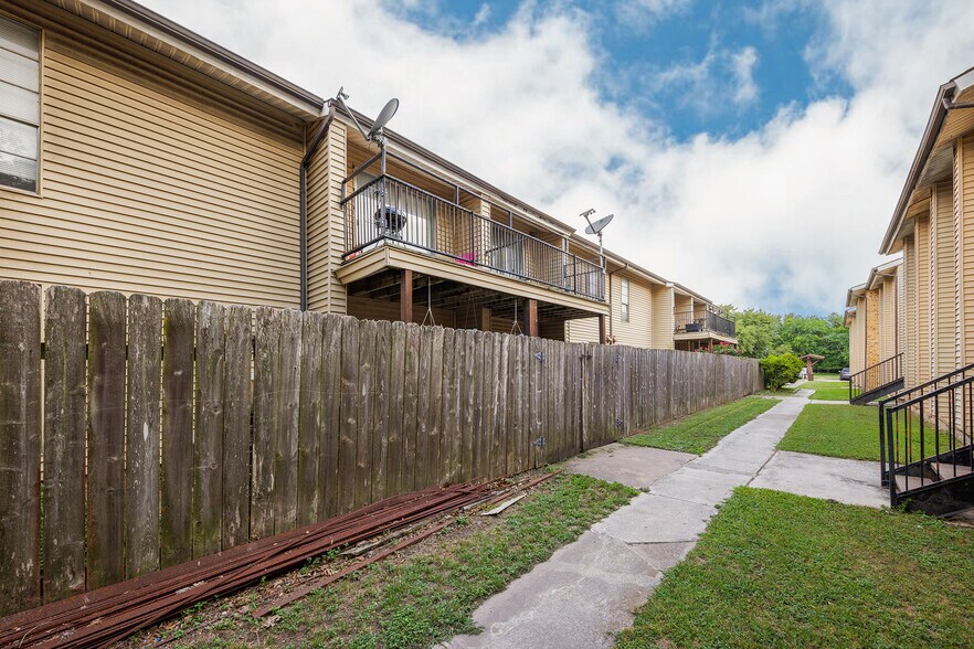 More Photos Of 700 N Medina St, Lockhart Apartments For Sale