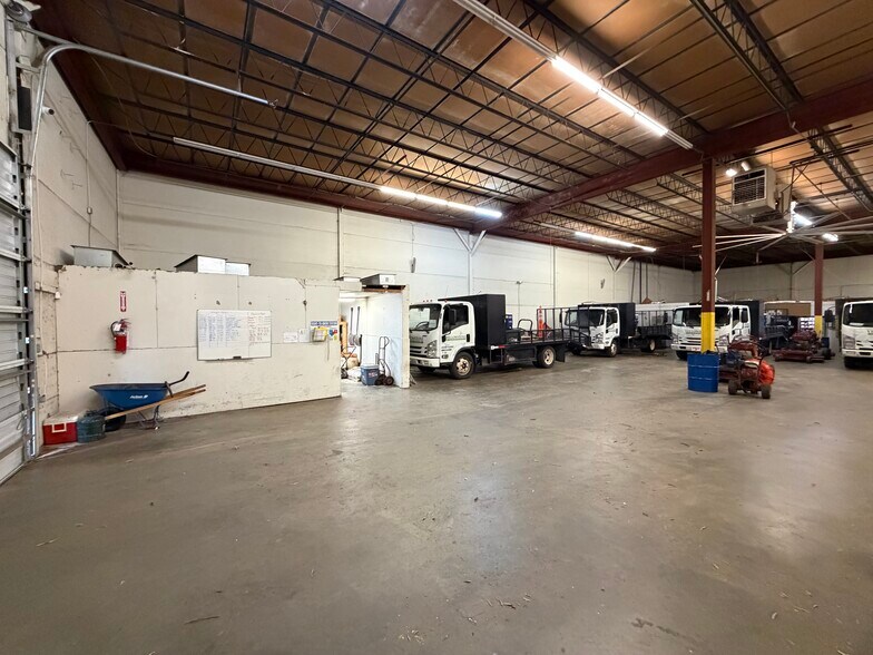 More Photos Of 10020 Rodney St, Pineville Warehouse For Lease
