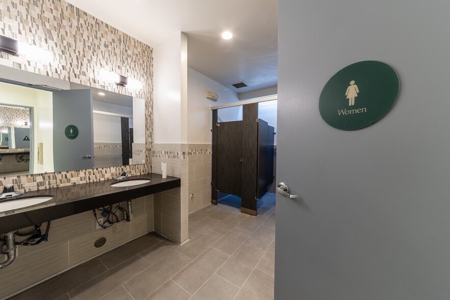 More Photos Of 10237-10239 Flanders Ct, San Diego Research And Development For Lease