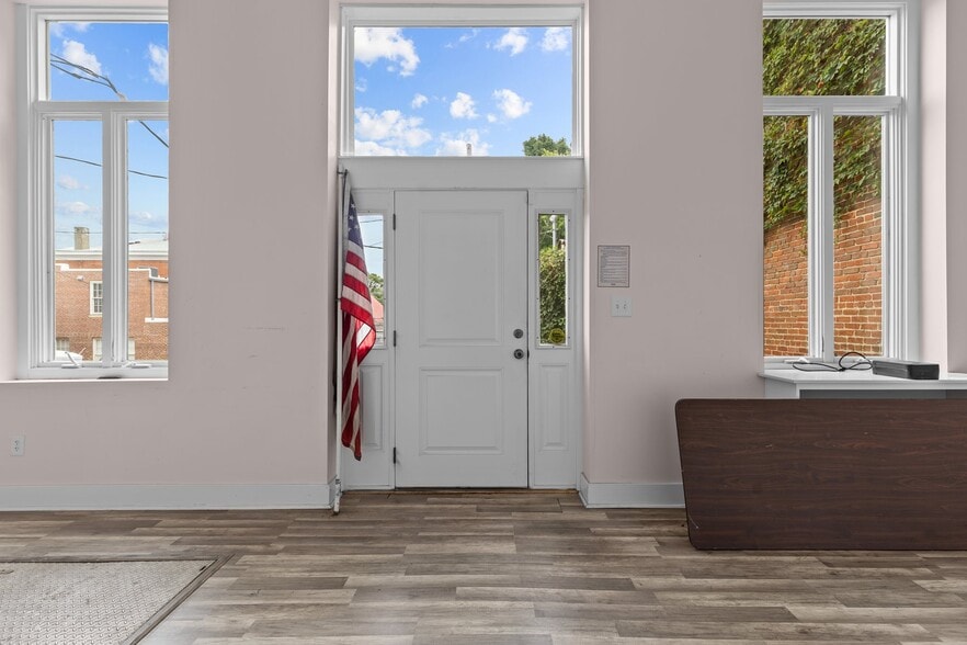 More Photos Of 132 S Main St, Warrenton Storefront For Sale