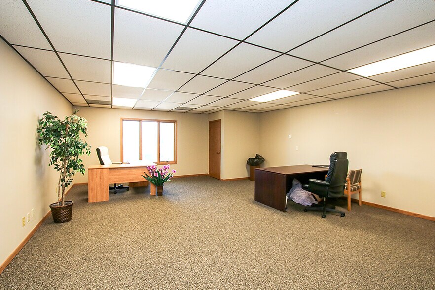 More Photos Of 555 3rd Ave NW, Hutchinson Office For Sale