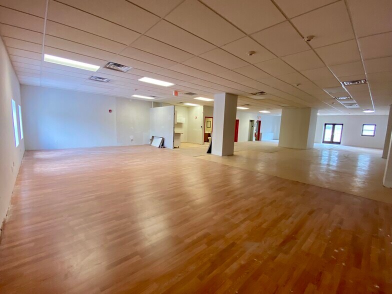 More Photos Of 25-27 E Merrick Rd, Valley Stream Office For Lease