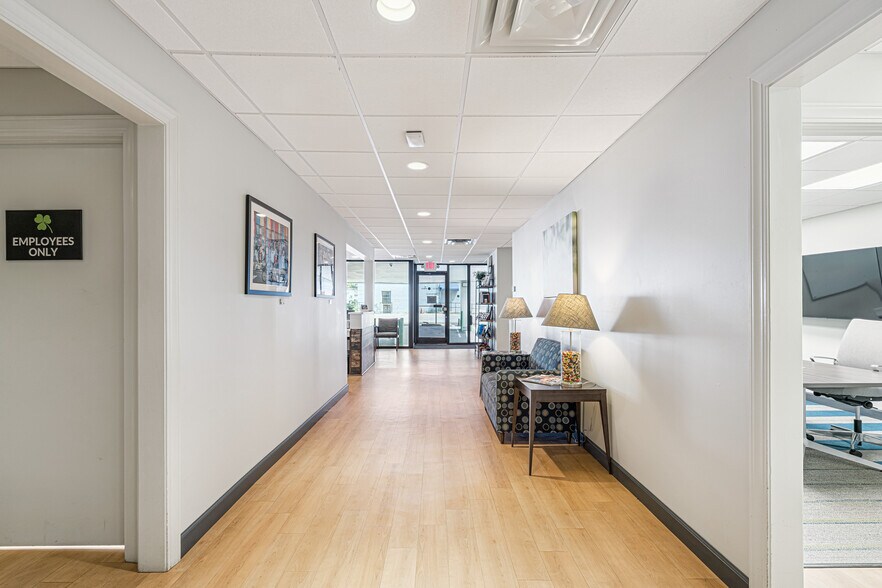 More Photos Of 5570 Murray Ave, Memphis Office For Sale