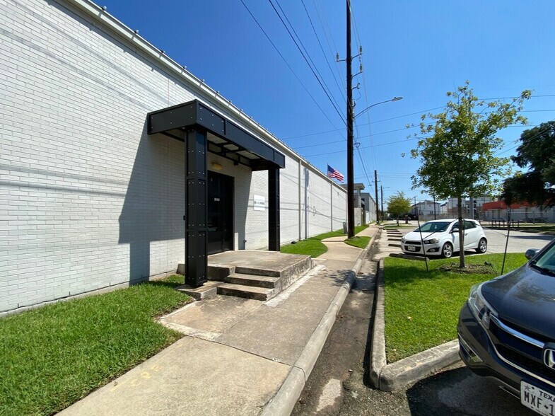More Photos Of 2000 Edwards St, Houston Warehouse For Lease