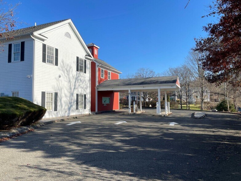 More Photos Of 828 Federal Rd, Brookfield Office For Lease