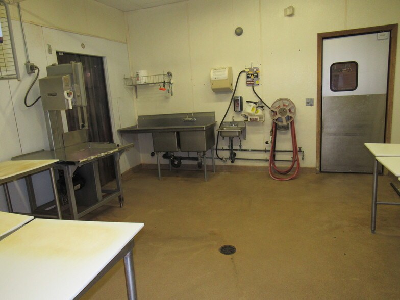 More Photos Of 275 Laing St, Redgranite Supermarket For Lease