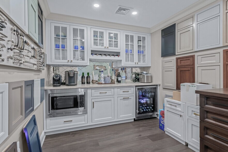 More Photos Of 431 Hempstead Ave, West Hempstead Office For Lease