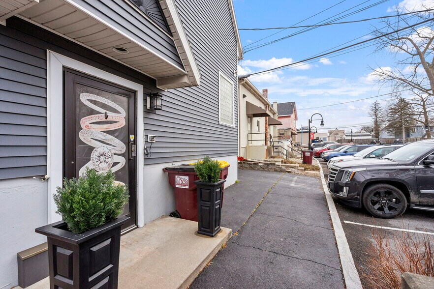 More Photos Of 1624 Union St, Schenectady Freestanding For Lease