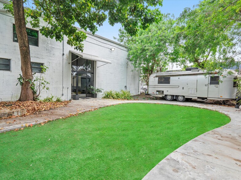 More Photos Of 251-253 NE 69th St, Miami Warehouse For Lease