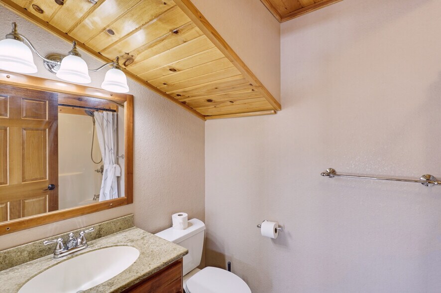 More Photos Of 1100 Mount Rushmore Rd, Custer Flex For Sale