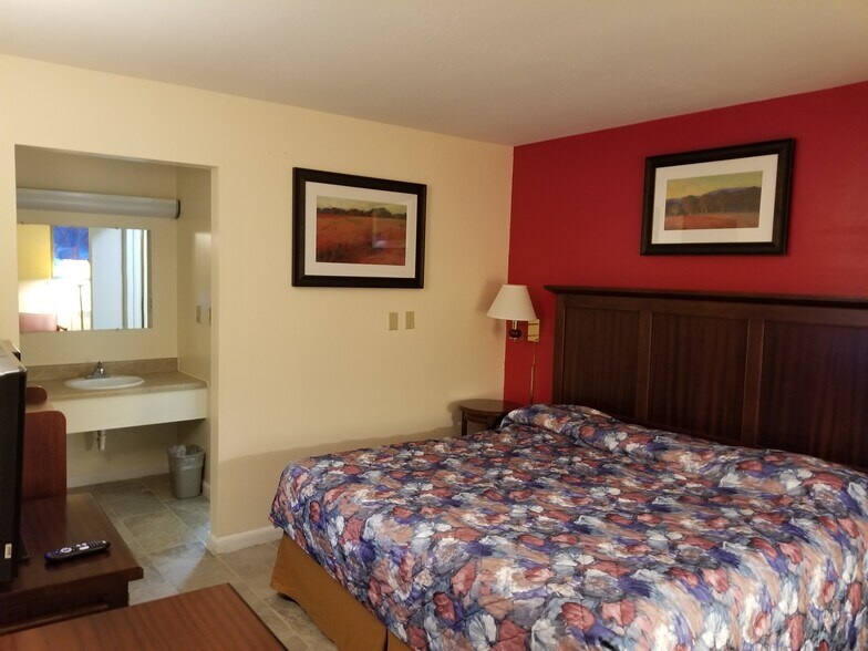 More Photos Of 1617 N Summit St, Arkansas City Hotel For Sale