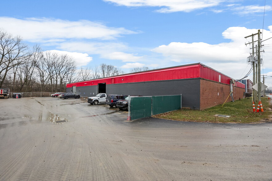 More Photos Of 808 Rhoads Ave, Columbus Warehouse For Lease