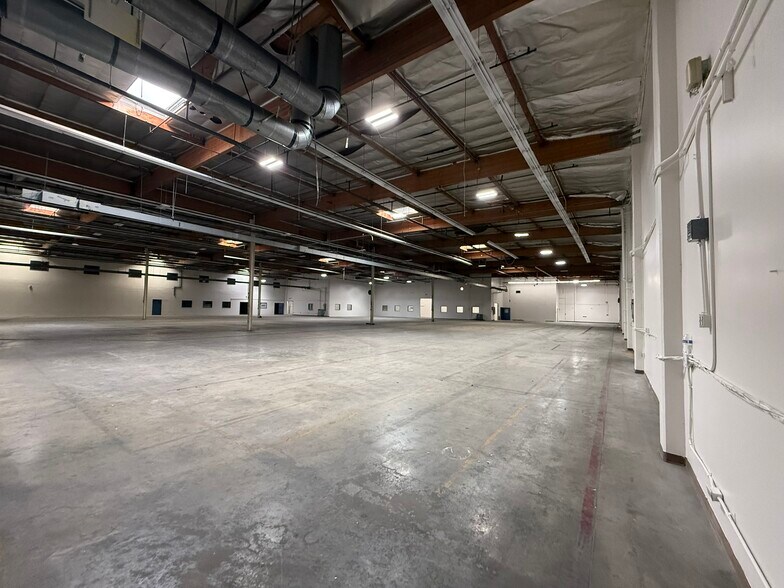 More Photos Of 8966 Mason Ave, Chatsworth Manufacturing For Lease
