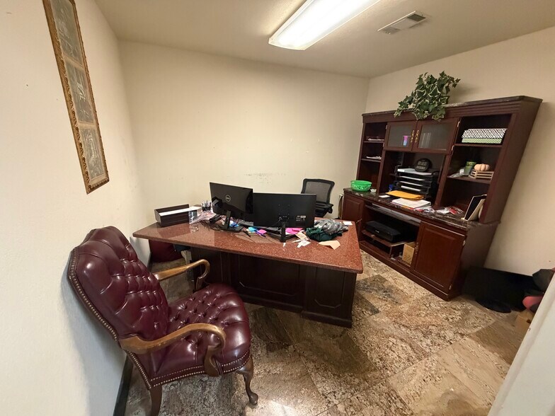 More Photos Of 18525 I-30 Hwy, Benton Showroom For Sale
