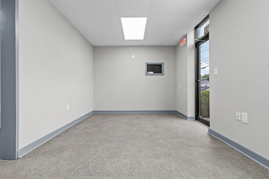 More Photos Of 506 N Main St, Winchester Light Distribution For Sale