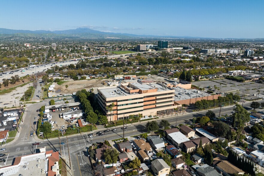 More Photos Of 625 N Grand Ave, Santa Ana Office For Lease
