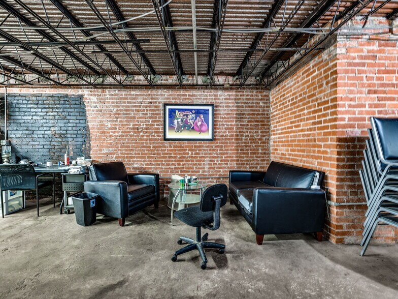 More Photos Of 212 W Main St, Shawnee Storefront Retail Office For Lease