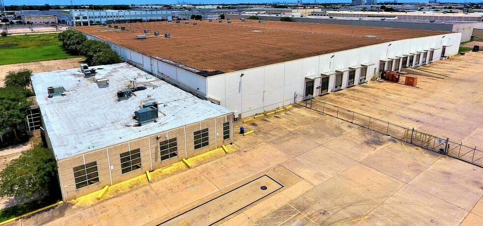 More Photos Of 5661 Brittmoore Rd, Houston Warehouse For Lease