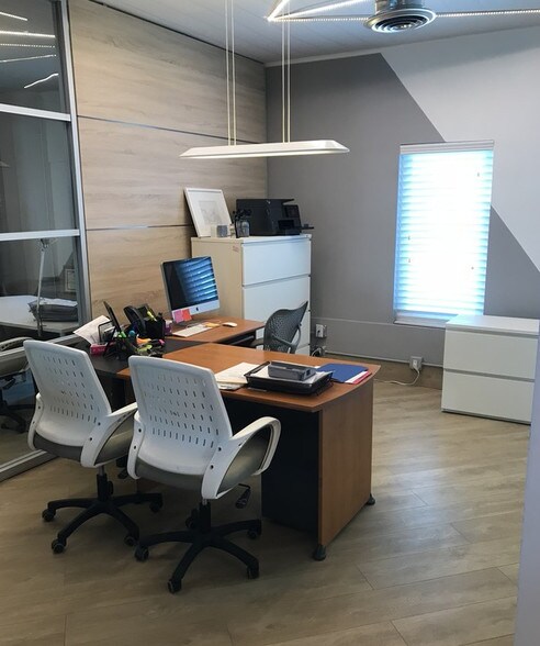 Primary Photo Of 601 S 21st Ave, Hollywood Showroom For Lease