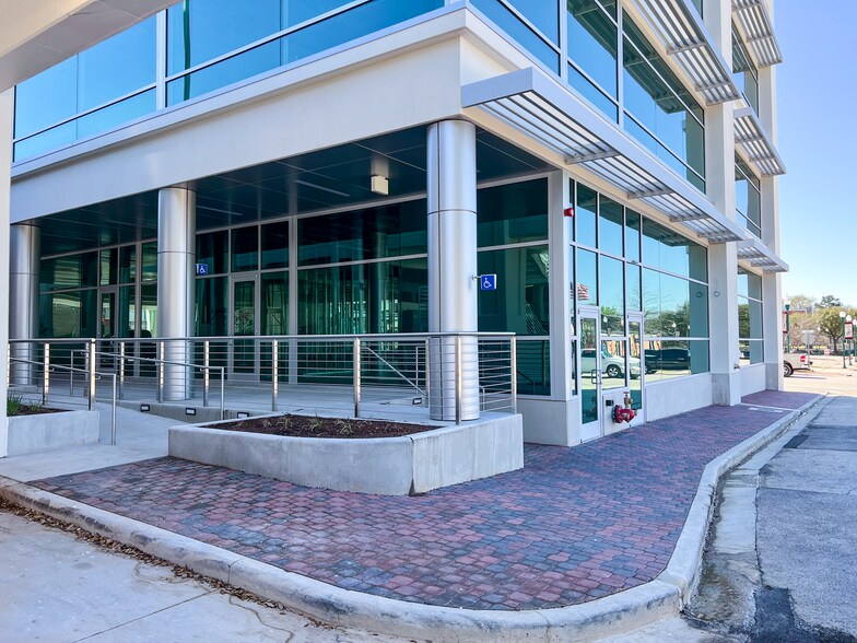 More Photos Of 400 W Davis St, Conroe Office For Lease