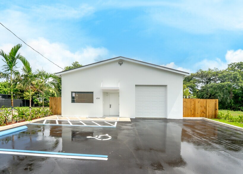 More Photos Of 654 NW 22nd Rd, Fort Lauderdale Light Distribution For Sale