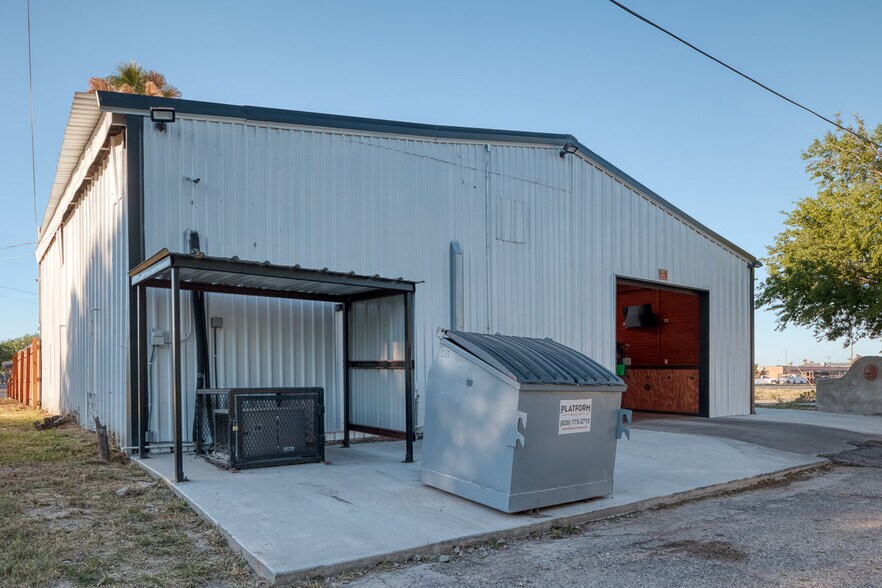 More Photos Of 607 W Gibbs St, Del Rio General Retail For Sale