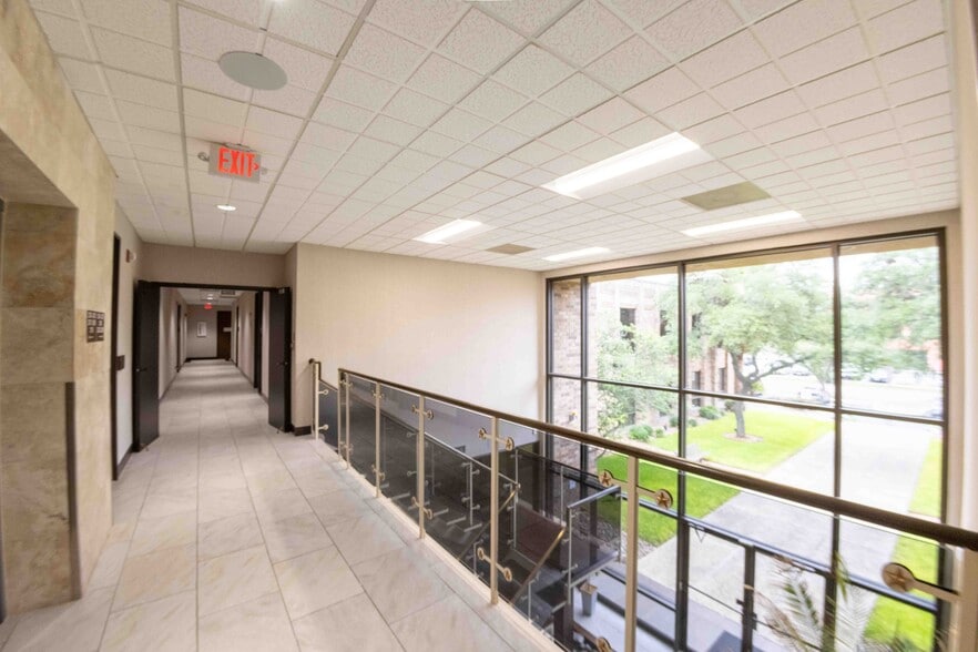 More Photos Of 2929 Mossrock Dr, San Antonio Office For Lease