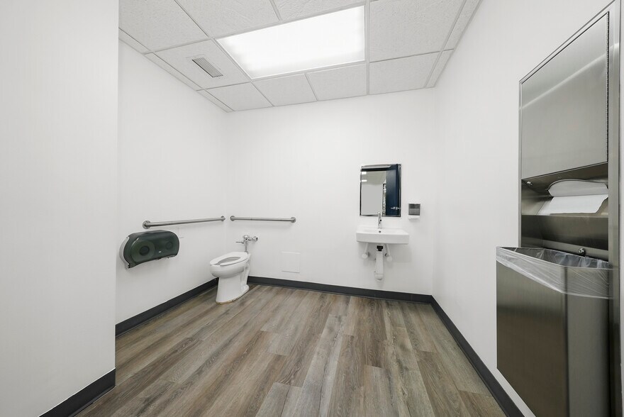 More Photos Of 9050 W 81st St, Justice Medical For Lease