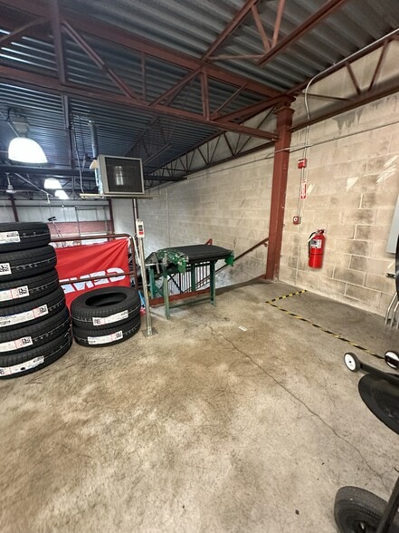 More Photos Of 20 Priscilla Ln, Auburn Service For Lease