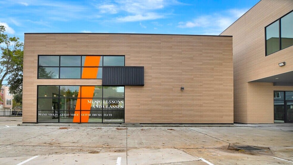 More Photos Of 1009 Yale St, Houston Freestanding For Lease