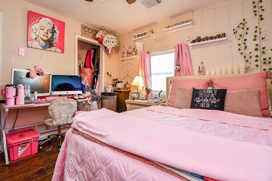 More Photos Of 2206 Hartwick Rd, Houston Contractor Storage Yard For Sale