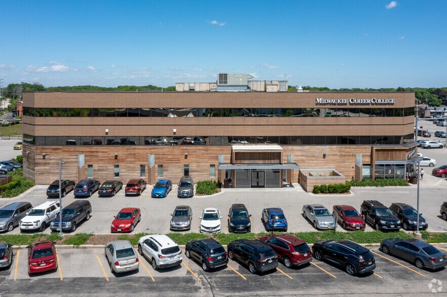 More Photos Of 3077 N Mayfair Rd, Wauwatosa Medical For Lease