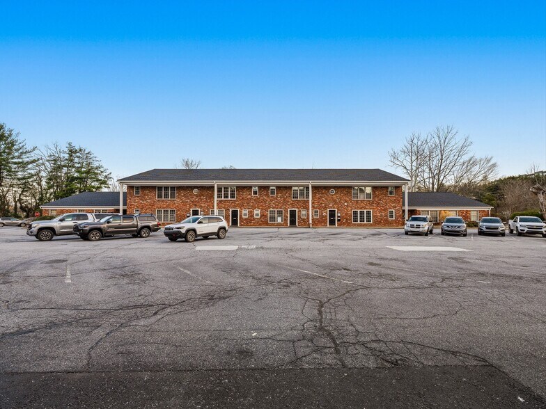 Primary Photo Of 5 Doctors Park, Asheville Medical For Sale