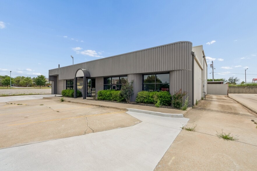 More Photos Of 7925 N Wilshire Ct, Oklahoma City Manufacturing For Sale