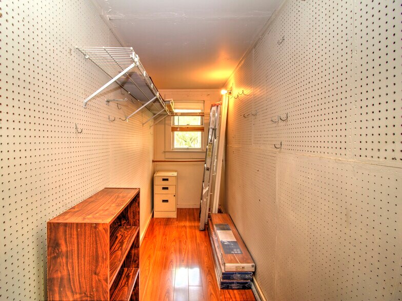 More Photos Of 944 E Silver Springs Blvd, Ocala Office For Sale