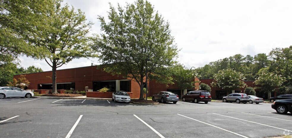 More Photos Of 711 Moorefield Park Dr, Richmond Showroom For Lease