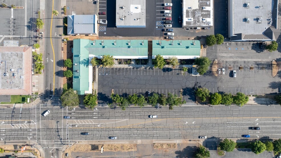 More Photos Of 926 E Cypress Ave, Redding Storefront Retail Office For Lease