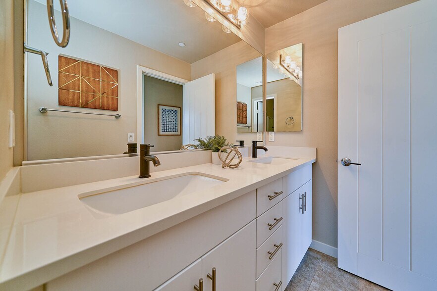More Photos Of 801 S Anaheim Blvd, Anaheim General Retail For Sale