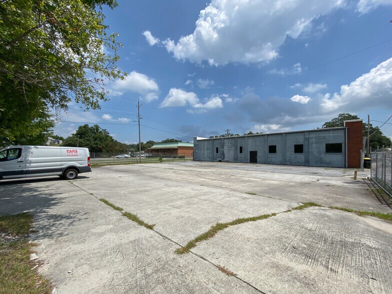 More Photos Of 120 E 42nd St, Savannah Bar For Lease