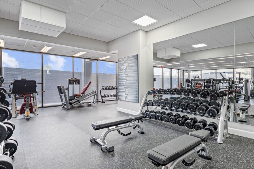 More Photos Of 2550 N Loop Fwy W, Houston Office For Lease