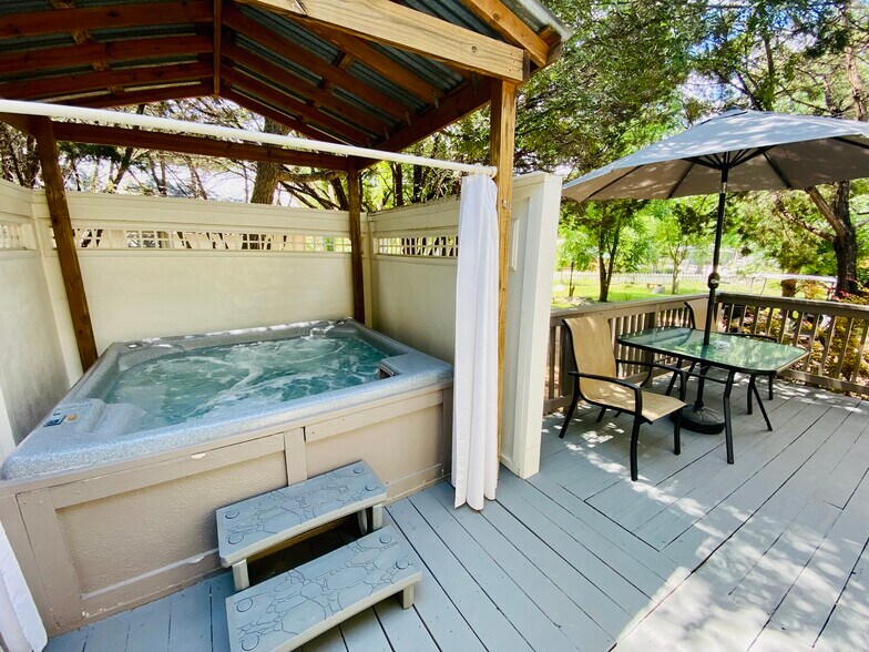 More Photos Of 104 Scudder Ln, Wimberley Hotel For Sale