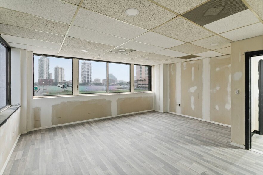 More Photos Of 327-345 E Bay St, Jacksonville Office For Lease